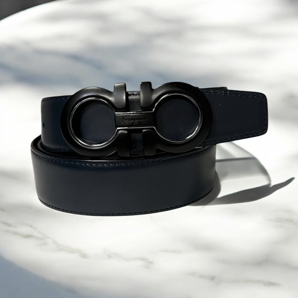 SALVATORE FERRAGAMO Reversible Carbon Gancini Belt in Black & Navy Leather | 42”