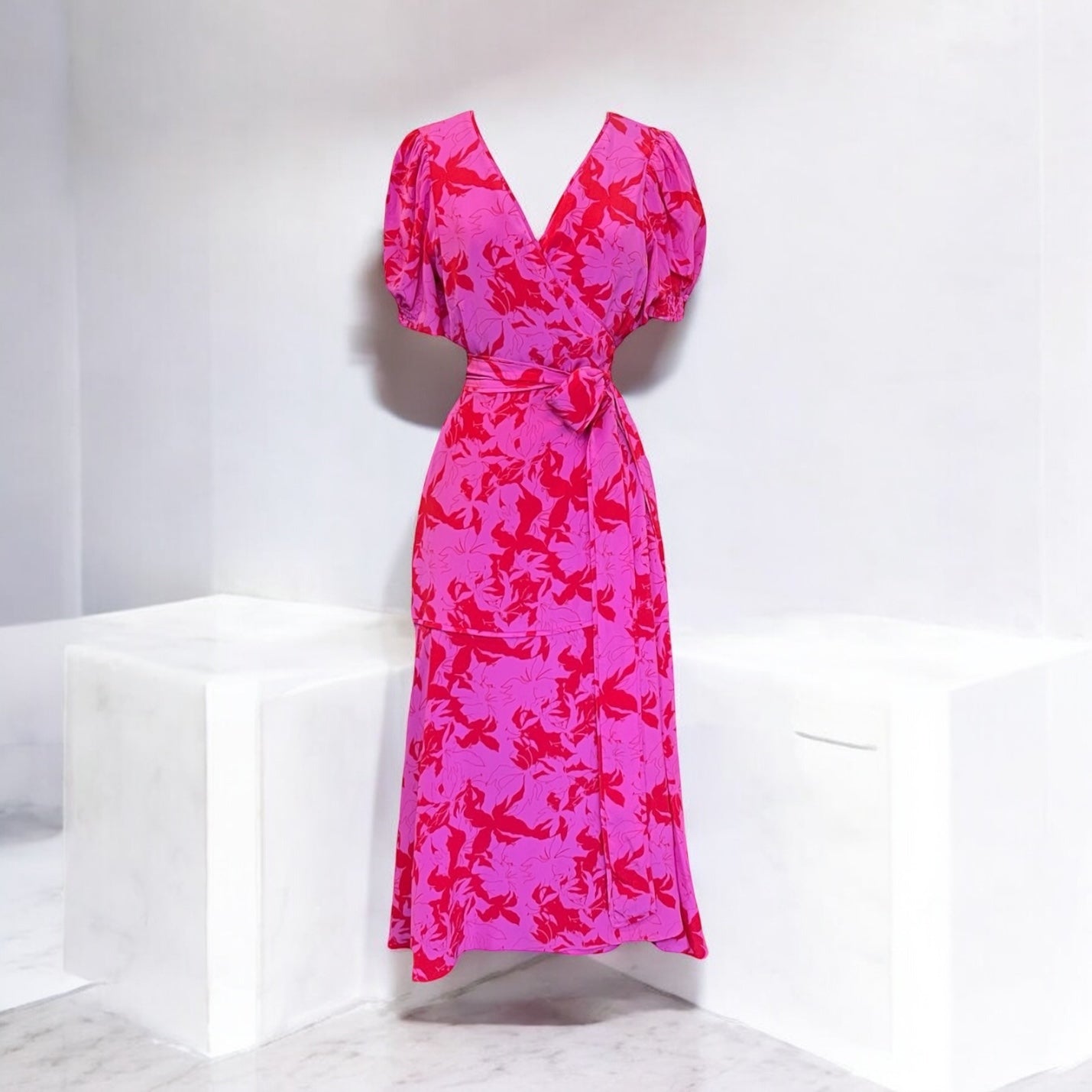 tanya taylor pink floral dress The Tavia dress returnsthis time in a romantic floral print with a mauve pink base and rich burgundy accents. Ideal for fall layering or standing out on its own.