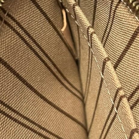 LOUIS VUITTON Neverfull Pochette Wristlet