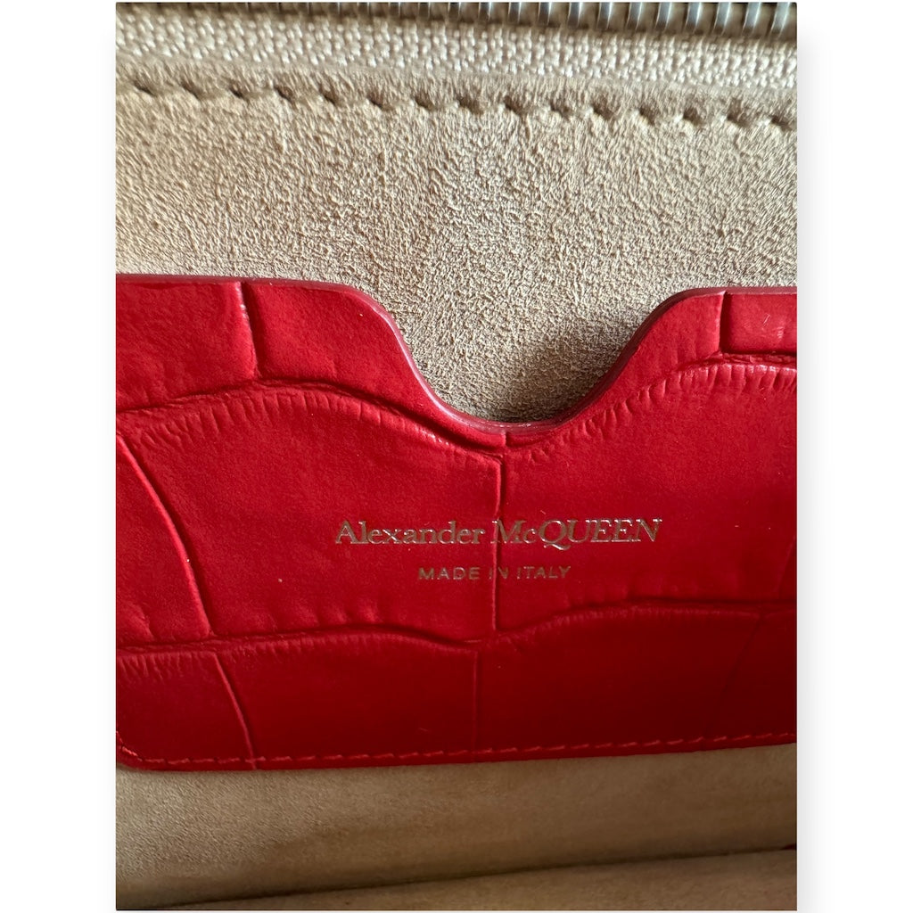 ALEXANDER MCQUEEN Embossed Knuckle Clutch in Red