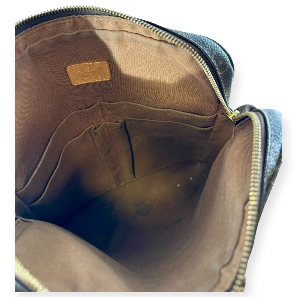 LOUIS VUITTON Monogram Messenger