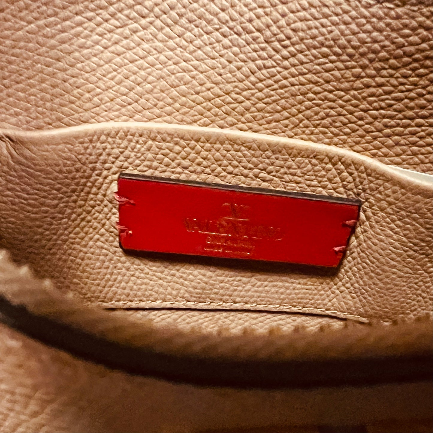 VALENTINO VLogo Signature Hobo in Rose Cannelle