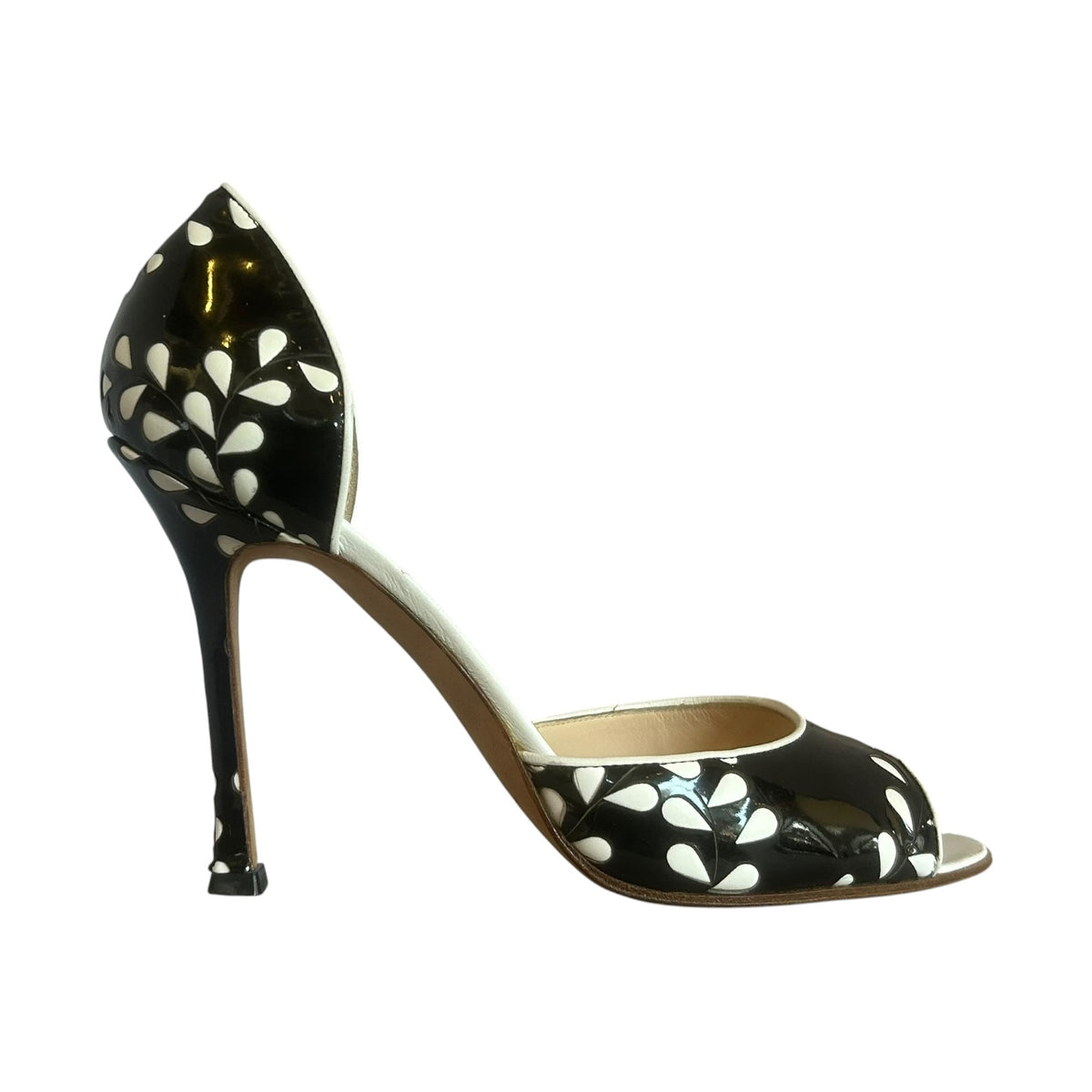 MANOLO BLAHNIK Lasercut Patent D Orsay Pumps in Black & White | 40