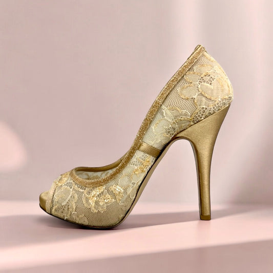 VALENTINO GARAVANI Lace Pumps in Nude | Size 37