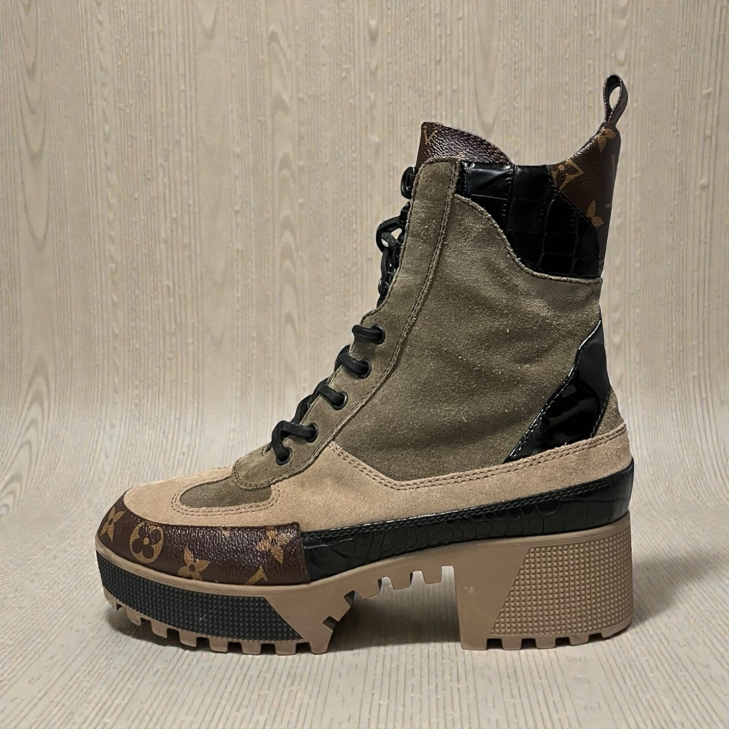 LOUIS VUITTON Laureate Platform Desert Boots | 38