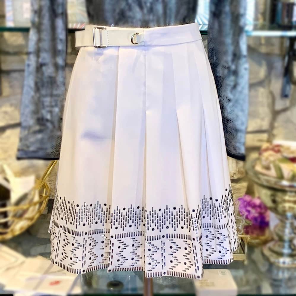 storm Ondartet tumor Udvej LOUIS VUITTON Beaded Skirt in White (36) - More Than You Can Imagine