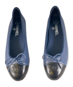 CHANEL Pair of two-tone navy blue and red ballerinas, w…