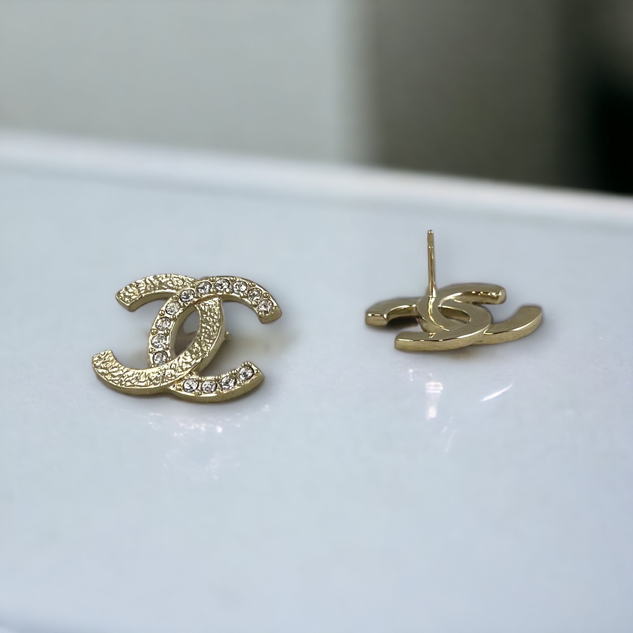 Altid Seaport forslag Chanel Strass CC Stud Earrings in Gold | MTYCI